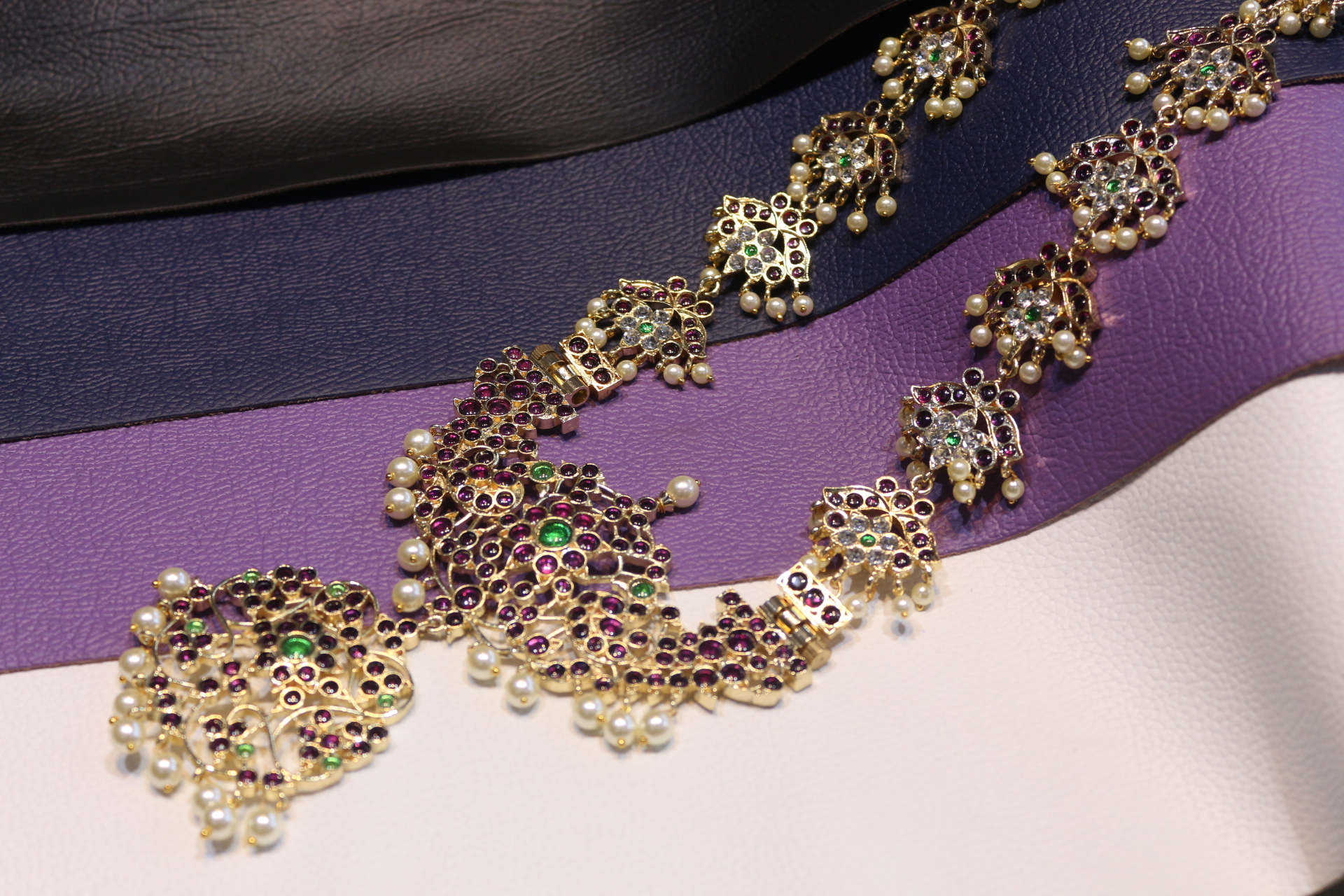 Flower strip with mangari pendant haram
