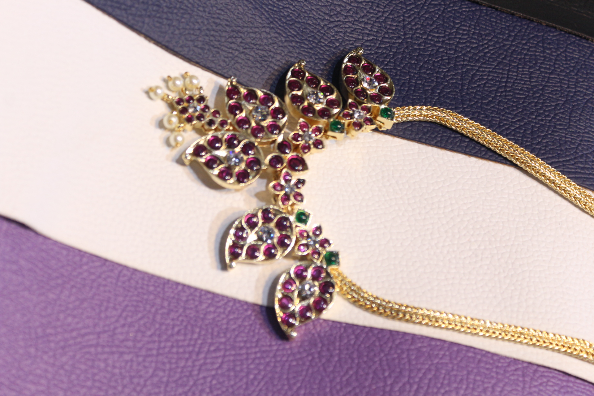 ELEGANT MANGO SHORT NECKLACE