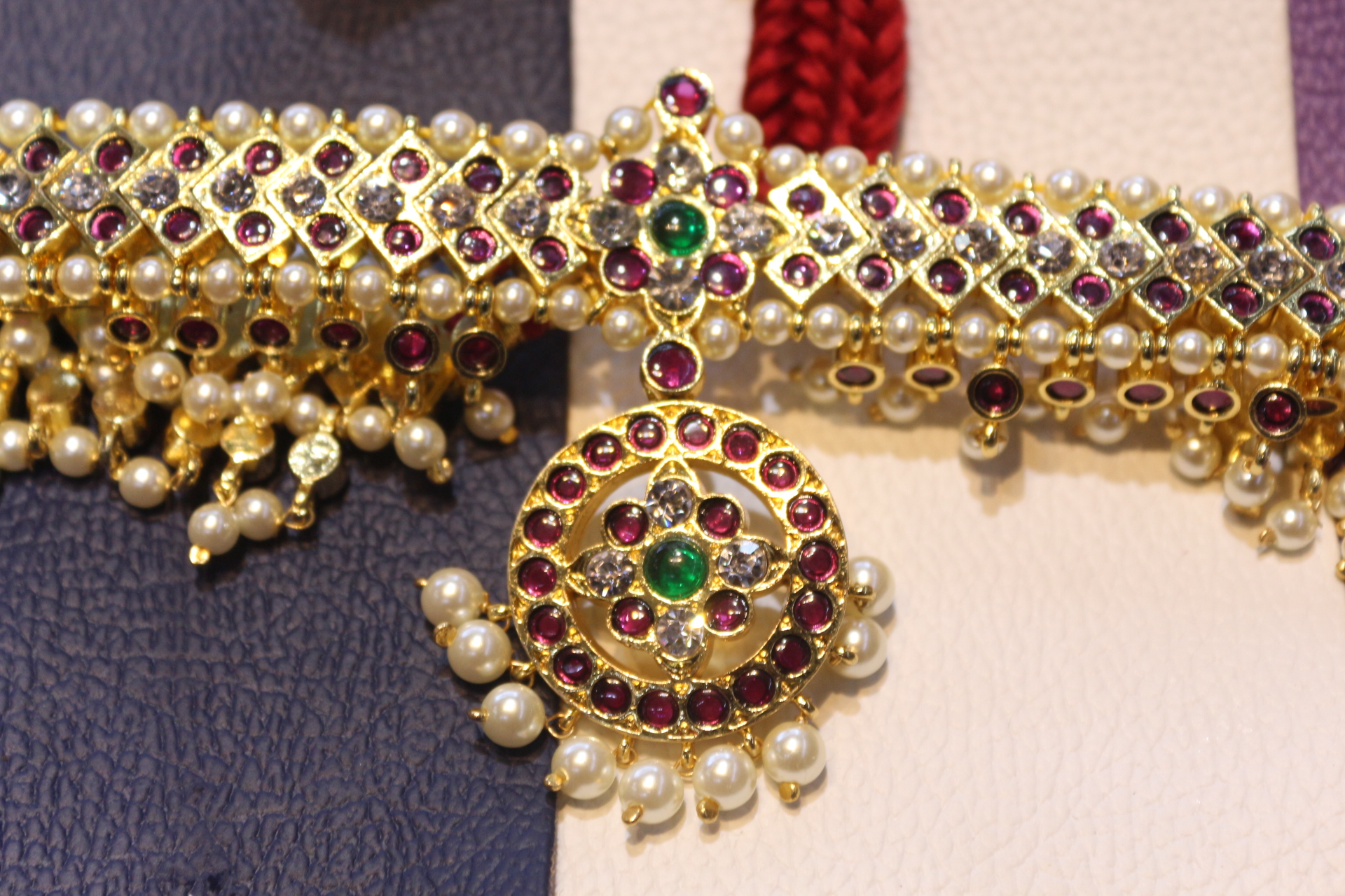 TRADITIONAL V PATTERN CHOKER